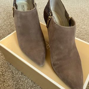 MICHAEL KORS SUEDE AND LEATHER BOOTIES